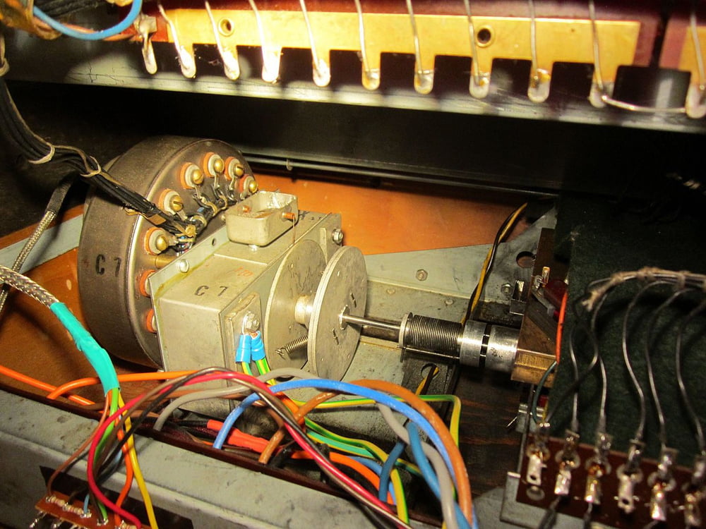 Synchronmotor einer Hammond B-3 mit Vibrato-Scanner und Schwungrädern Synchronmotor einer Hammond B-3 mit Vibrato-Scanner und Schwungrädern
