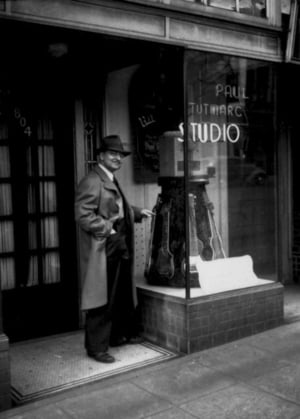 Paul Tutmarc, vor seinem Studio in Seattle