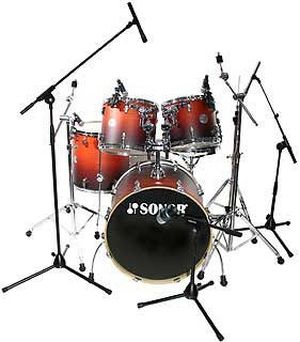 Configuration avec un micro de grosse caisse, trois micros de toms, un micro à condensateur pour la charleston, et un micro à condensateur pour overhead