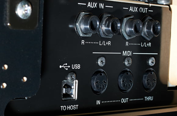 Hinteres Anschlussfeld mit Audio Ausgang, MIDI Schnittstelle und USB to Host