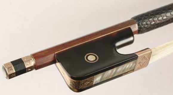 Octagonal pernambuco stick with engraved, gold-mounted tortoise-shell frog